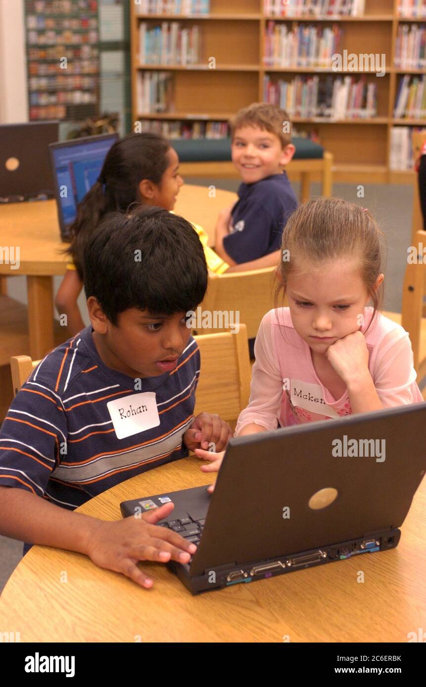 Austin, TX 19APR05: I bambini di seconda categoria guardano al programma di sicurezza Internet per bambini sui computer della biblioteca durante l'evento di kickoff per il 'Cyber-Guardian per l'era Internet -- Faux Paw the Techno Cat.' ©Bob Daemmrich/ Foto Stock