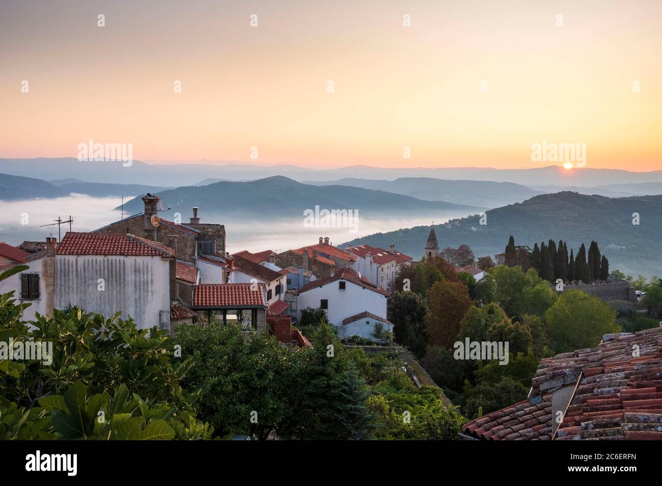 Vista sul villaggio all'alba con le montagne circostanti, Motovun, Istria, Croazia Foto Stock