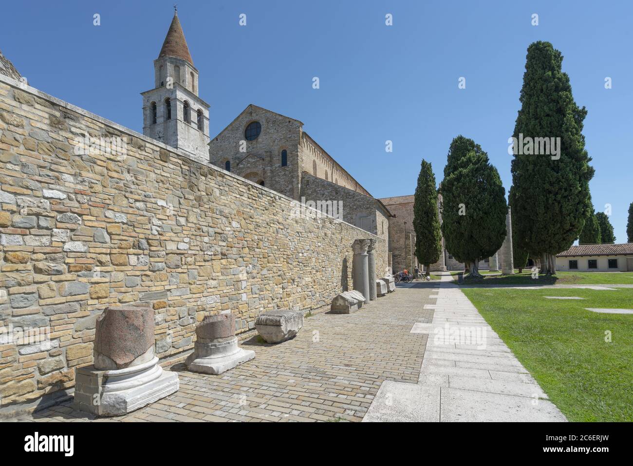 Aquileia, Italia. 5 luglio 2020. Alcuni reperti archeologici romani si trovano di fronte alla basilica di Aquileia, Italia Foto Stock