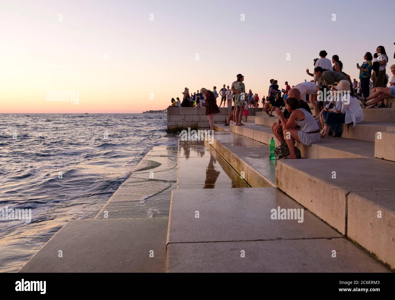 Persone al Mare organo al tramonto, un monumento pubblico che fa musica  dalle onde del mare, Zara, Croazia Foto stock - Alamy