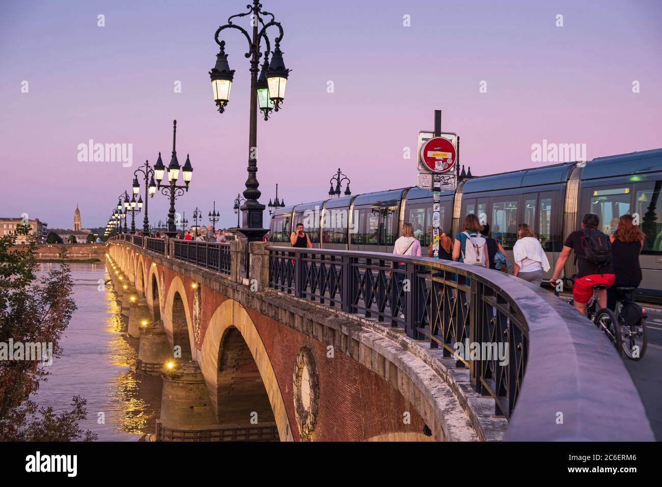 Pont de Pierre sul fiume Garonna, con tram, città di Bordeaux, Francia Foto Stock
