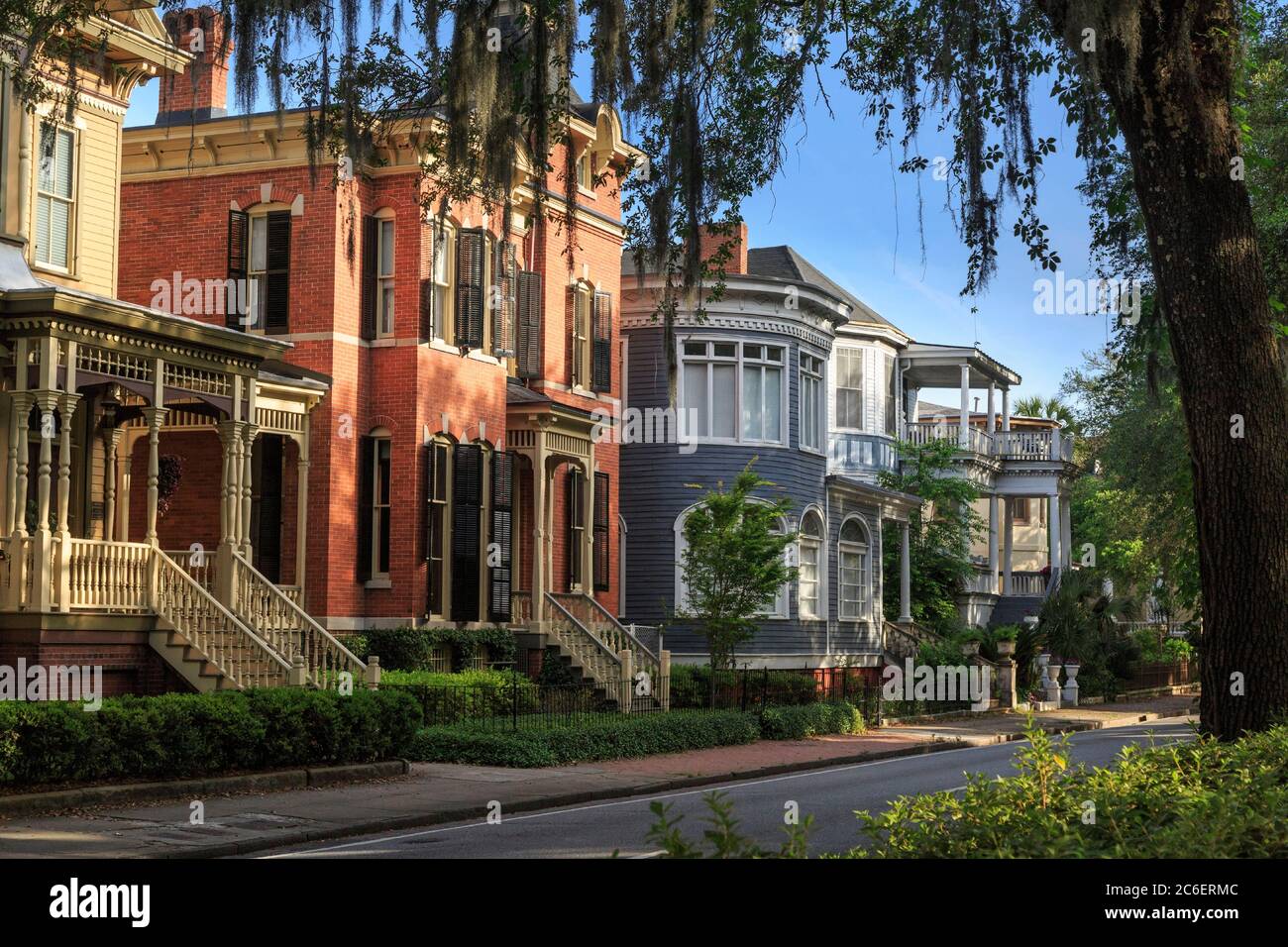 Case storiche sul Forsyth Park, Savannah, Georgia, Stati Uniti Foto Stock