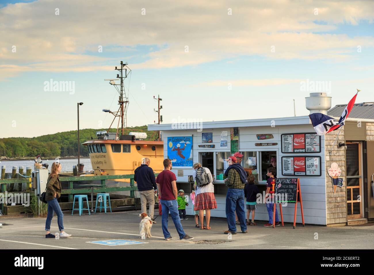 Persone in attesa di aragosta e clam shack a fronte mare di Porto, Castine, Maine, New England, STATI UNITI D'AMERICA Foto Stock