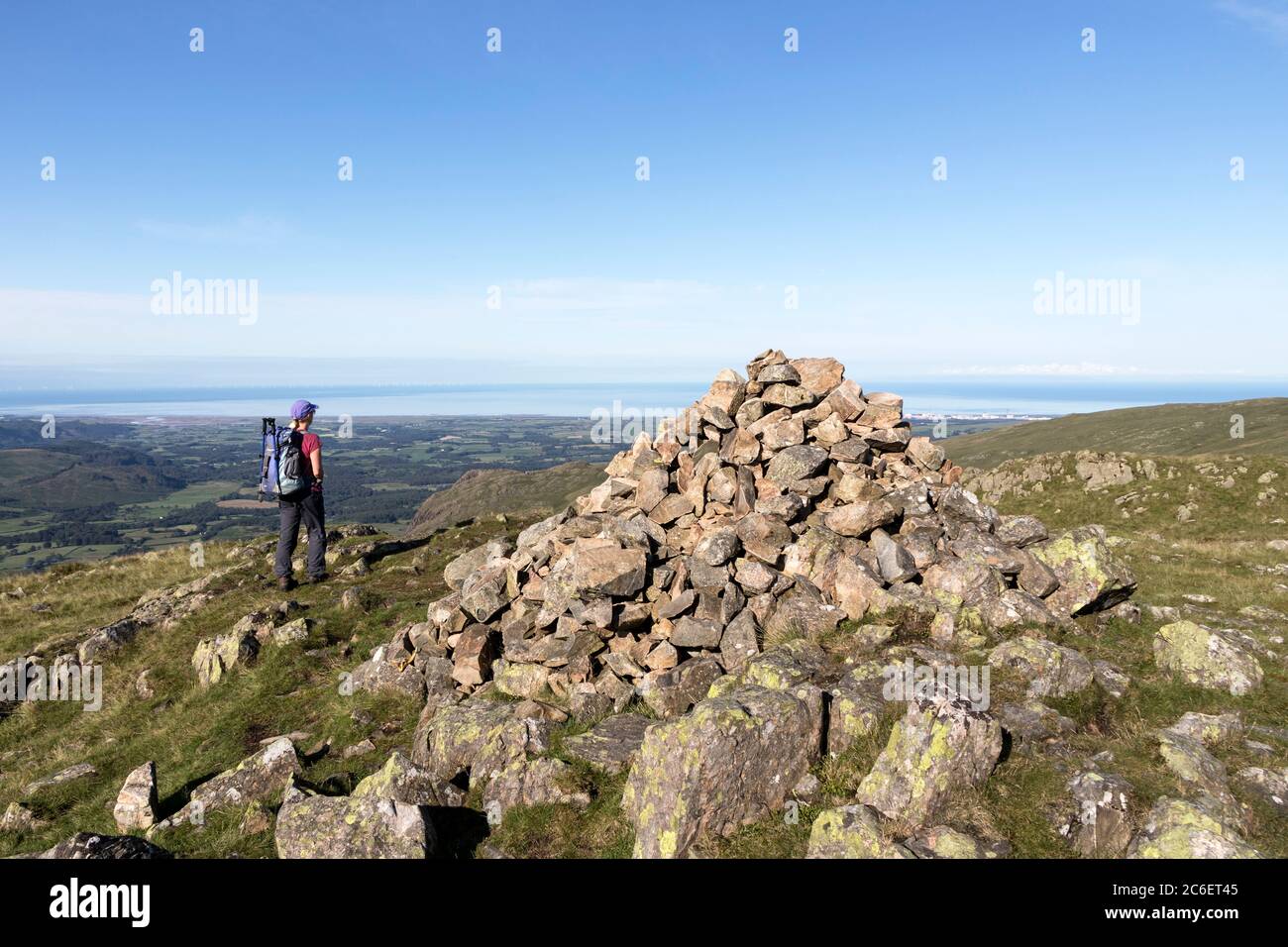 Walker godendo la vista dalla cima del Medio cadde verso la costa a Seascale Wasdale, Lake District, Cumbria, UK Foto Stock
