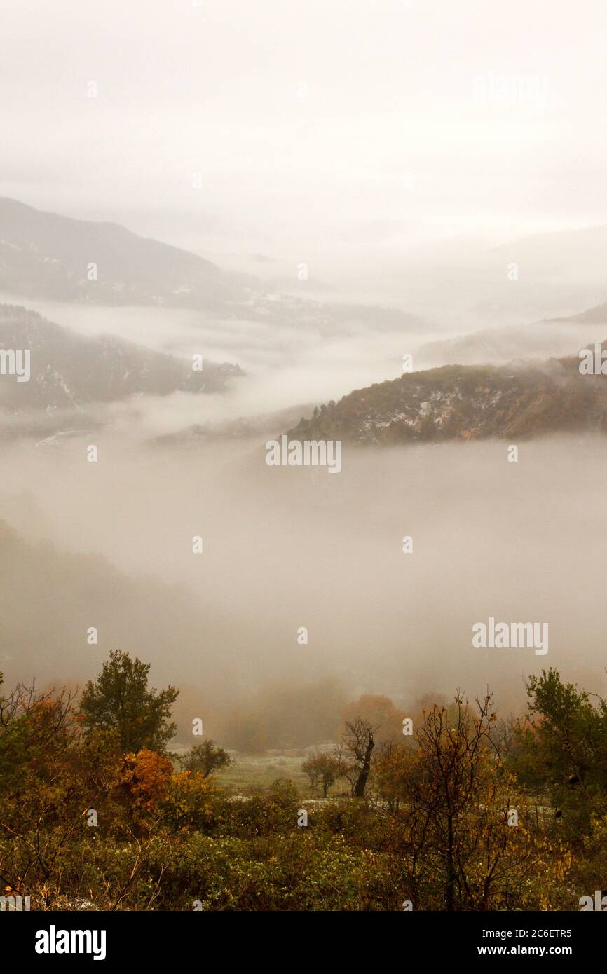 Paesaggio invernale in montagna Pindos, nella regione di Grevena, Macedonia, Grecia, Europa. Foto Stock