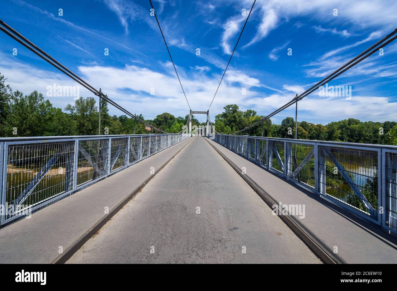Stretto ponte sospeso che attraversa il fiume Loira, Tours, Indre-et-Loire, Francia. Foto Stock
