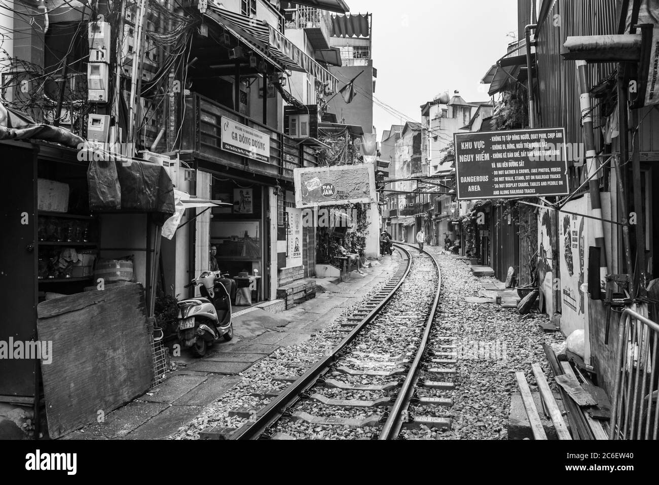 HANOI, VIETNAM, 4 GENNAIO 2020: Via ferroviaria di Hanoi Foto Stock