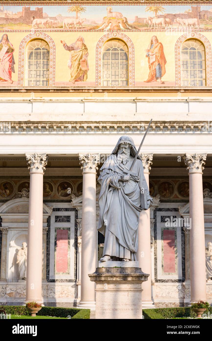 Basilica Papale di San Paolo fuori le Mura o San Paolo, via Ostiense, Roma, Italia; una delle chiese più grandi e antiche del cristianesimo, Foto Stock