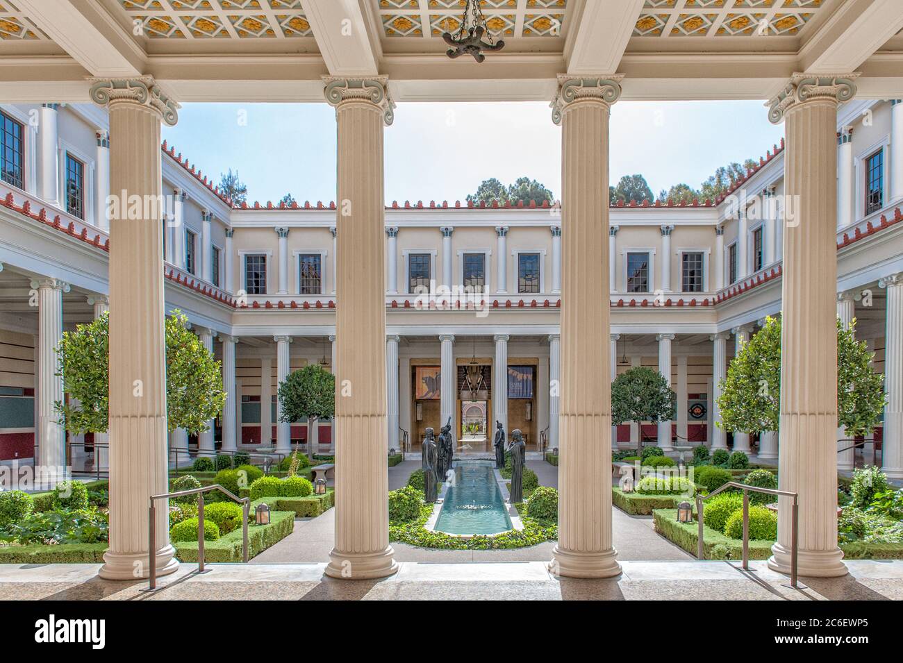Il cortile della Getty Villa in un giorno di sole ottobre a Malibu, Los Angeles. Foto Stock