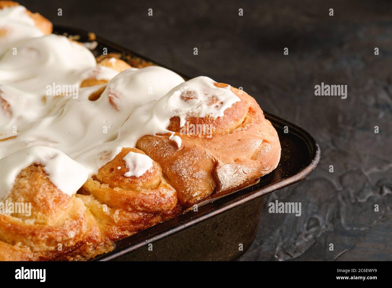 Dolci e gustosi panini fatti in casa con panna montata con zucchero, caldo e fresco, panetteria per ricettario, vista angolare Foto Stock