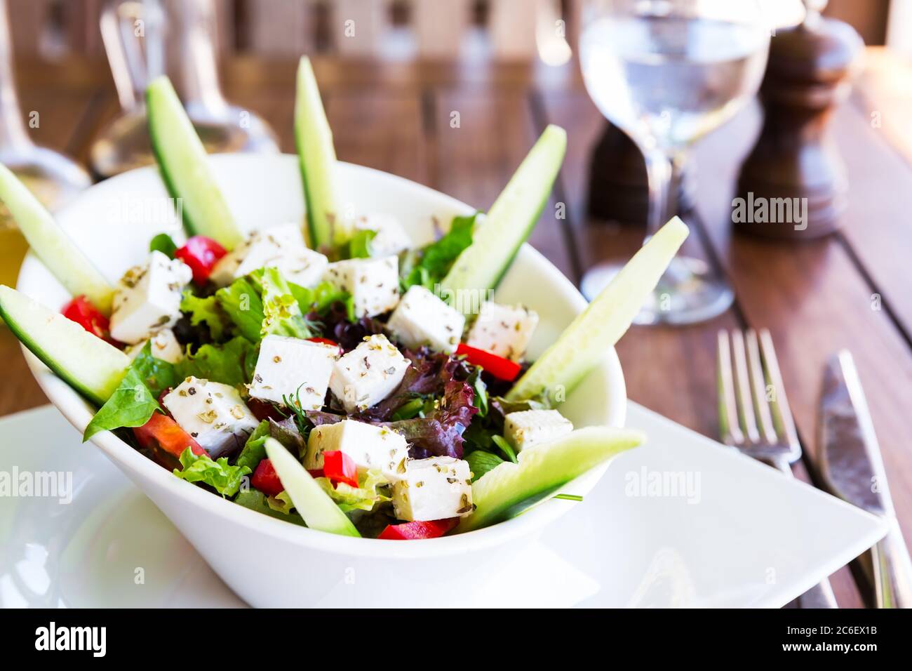 Insalata greca mediterranea con formaggio feta, pomodori e peperoni. Insalata mediterranea. Cucina greca. Foto Stock
