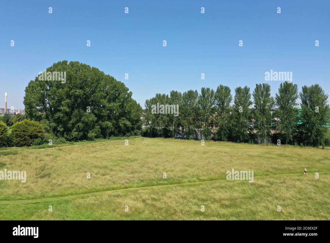 Vista aerea della riserva naturale Hook e del fiume Trent a West Bridgford, Nottinghamshire, mostrando spazi verdi aperti e case vicine. Foto Stock