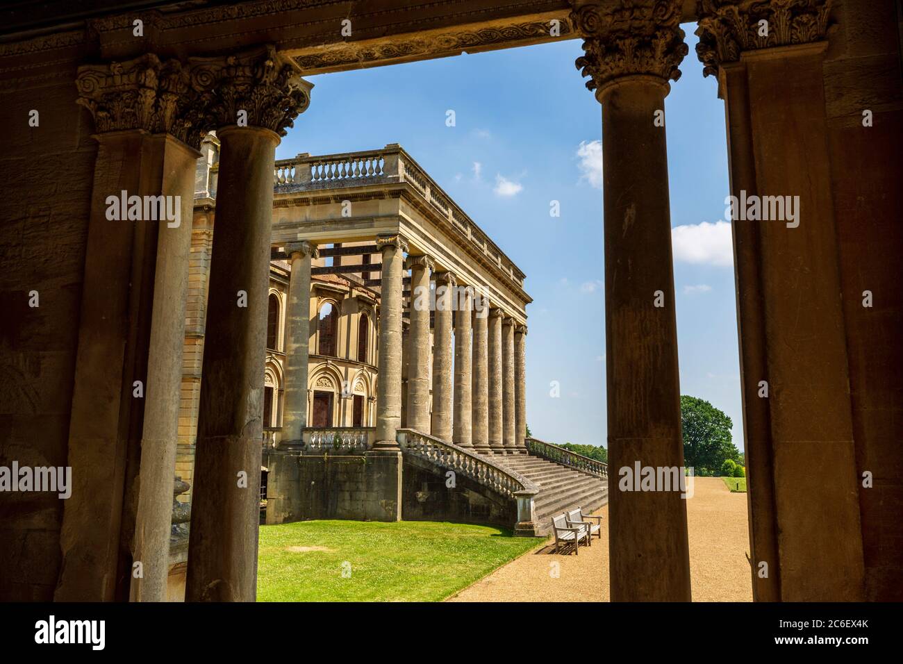 La terrazza sud di Witley Court si affacciava attraverso le colonne ornate all'ingresso del Conservatorio in rovina, Inghilterra Foto Stock