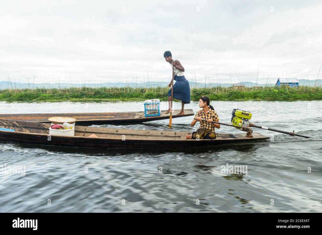 Nyaungshwe, Myanmar - 9 giu 2014: Le barche a coda lunga attraversano il lago Inle tra giardini galleggianti e villaggi palafitte, Inle, Myanmar Foto Stock