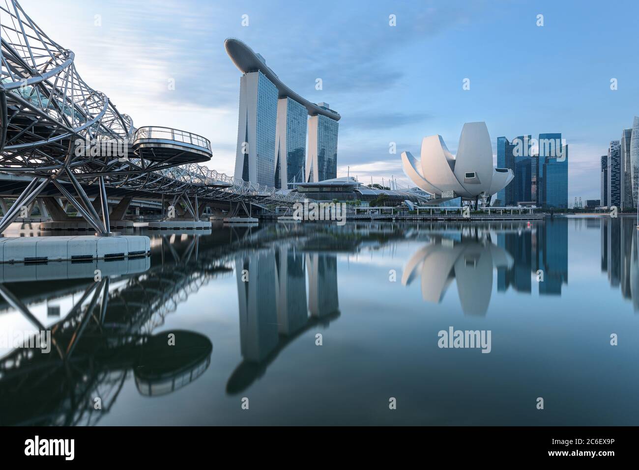 Singapore, 19 Dic 2019: Vista dall'alba dello skyline di Marina Bay con l'Helix Bridge, l'hotel Marina Bay Sands e il quartiere finanziario centrale i. Foto Stock