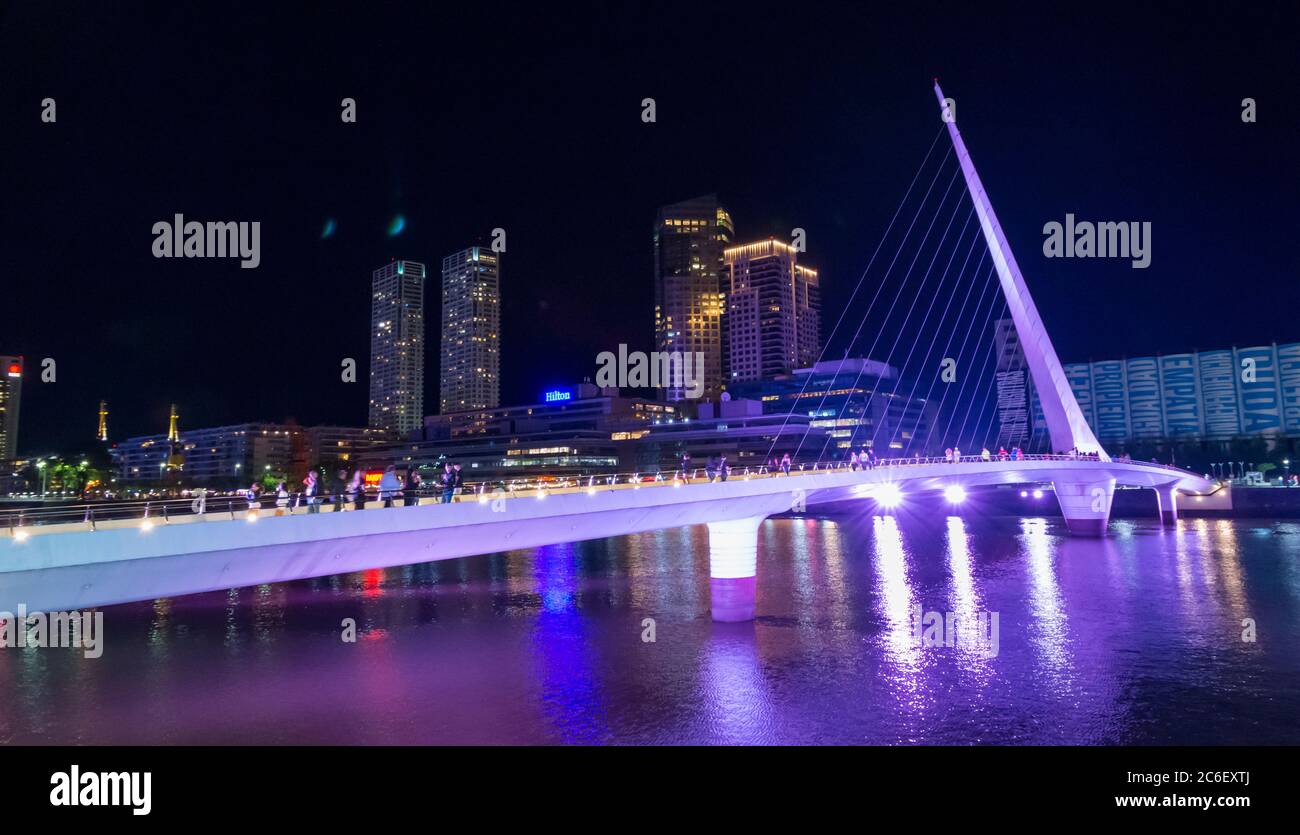 Puente de la Mujer, ponte sospeso pedonale progettato dall'architetto Santiago Calatrava, nel quartiere Puerto Madero di Buenos Aires, Argentina Foto Stock