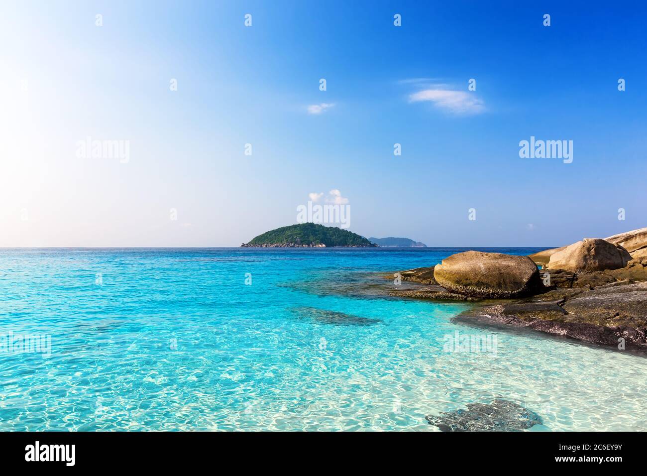 Onda di mare sulla spiaggia di sabbia nell'isola di Similan, Thailandia. Vacanza estate sfondo. Incredibile spiaggia dell'isola di Similan con acque turchesi. Foto Stock