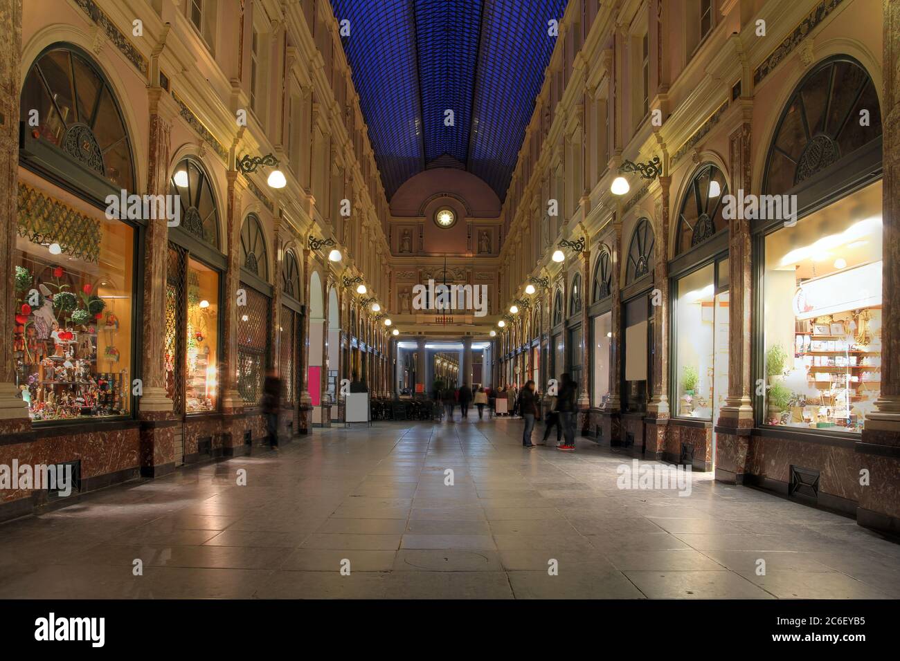 Scena notturna nelle Gallerie reali di Saint-Hubert, la prima galleria commerciale in Europa e una delle aree commerciali più popolari di Bruxelles, Belgiu Foto Stock