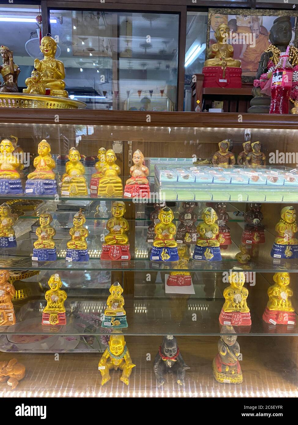 Thailandia. 23 Giugno 2020. Le figure di Thong di Kuman sono vendute al tempiale Wat Sanngam. Una statuina Kuman Thong ha detto di contenere ceneri con resti umani. In origine, feti morti o parti di bambini morti sono stati mescolati nelle figure. Tuttavia, una legge degli anni '70 vieta la dissacrazione dei cadaveri e quindi questo metodo di produzione. Nel frattempo, altre parti di morti sono usate anche per la produzione - anche di adulti morti. Credit: Kawewit Kaewjinda/dpa/Alamy Live News Foto Stock