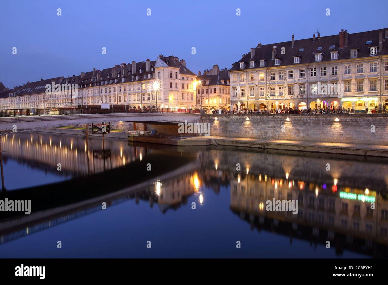 Scena notturna di Quai Vauban nella città di Besancon (provincia Franche-Comte nella Francia orientale). Foto Stock