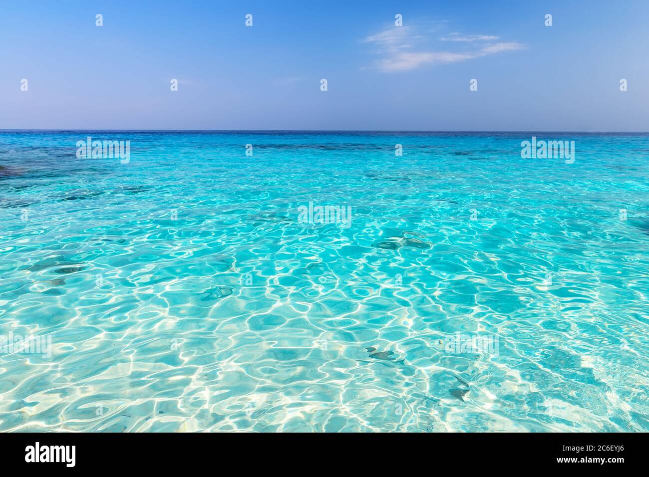Onda di mare sulla spiaggia di sabbia nell'isola di Similan, Thailandia. Vacanza estate sfondo. Foto Stock