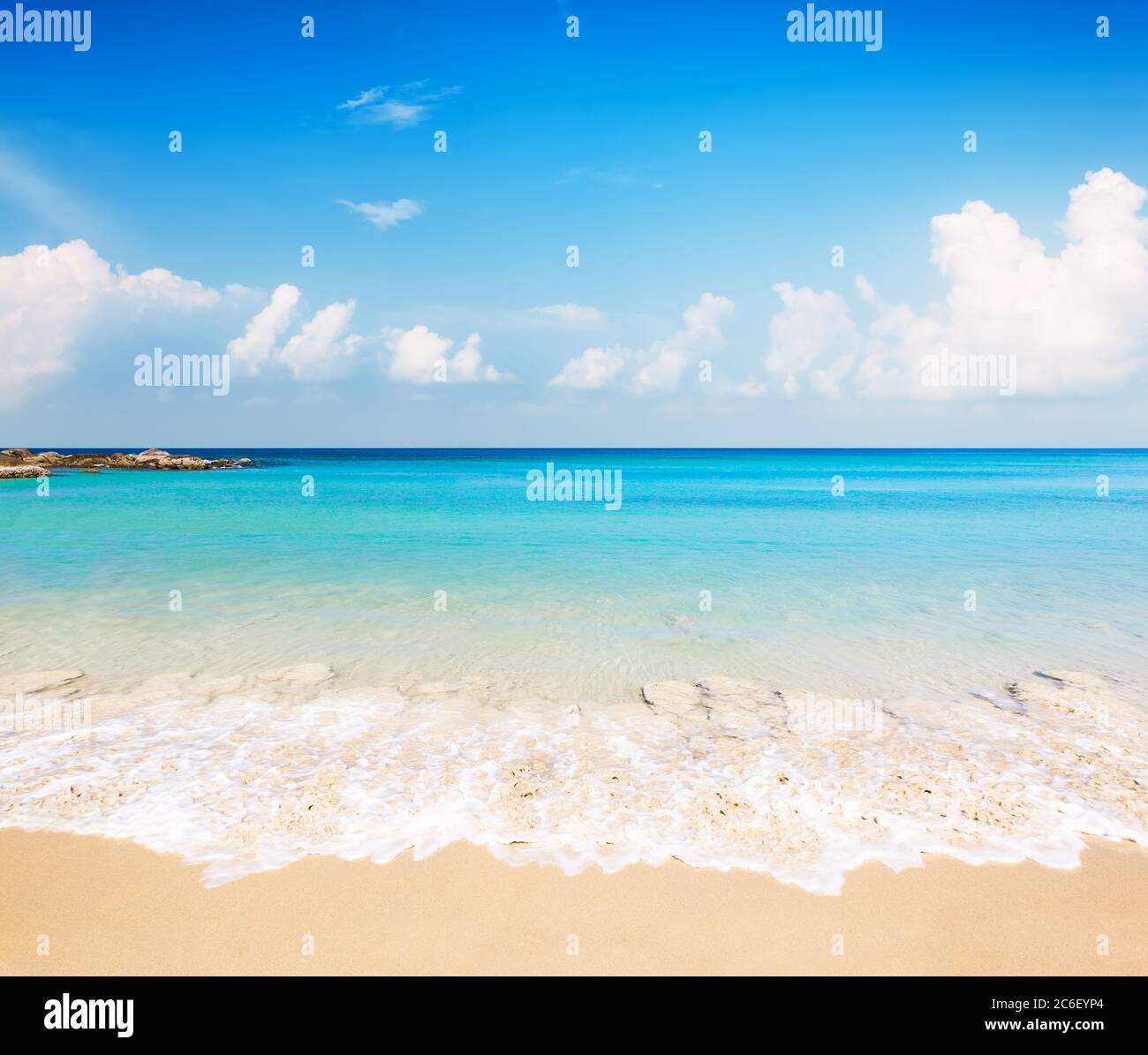 Palme da cocco contro il cielo blu e la bellissima spiaggia di Punta Cana, Repubblica Dominicana. Sfondo vacanze. Vista di un bel tropico Foto Stock