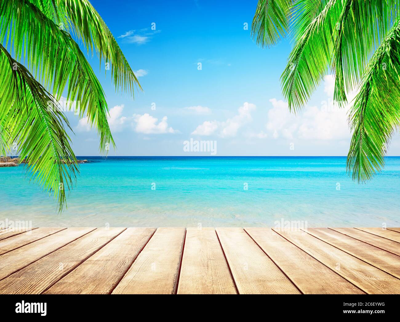 Palme da cocco contro il cielo blu e la bellissima spiaggia di Punta Cana, Repubblica Dominicana. Sfondo vacanze. Vista di un bel tropico Foto Stock