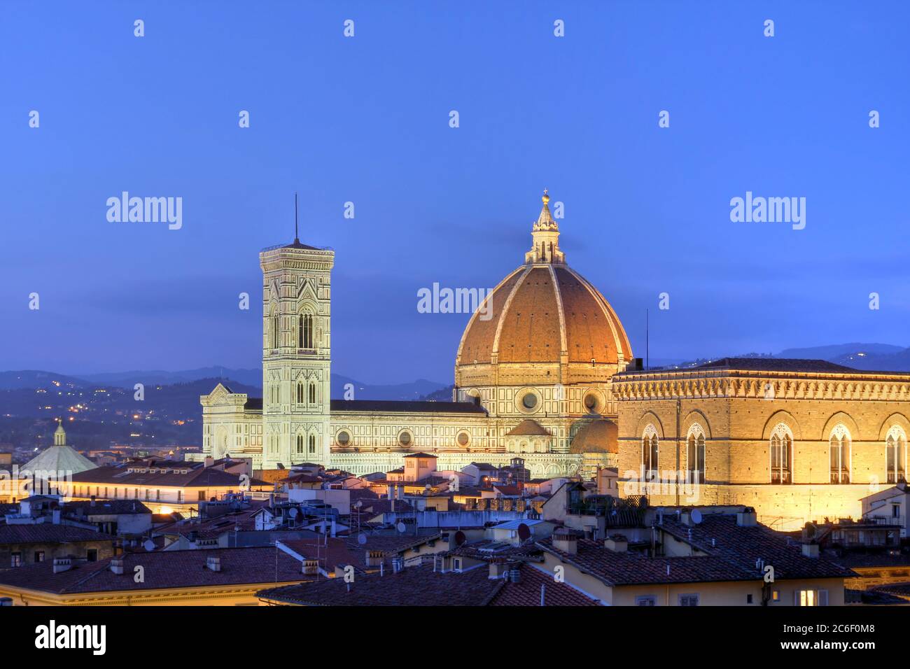 Skyline al crepuscolo di Firenze, Italia dominata dal famoso Duomo (Basilica di Santa Maria del Fiore). Foto Stock
