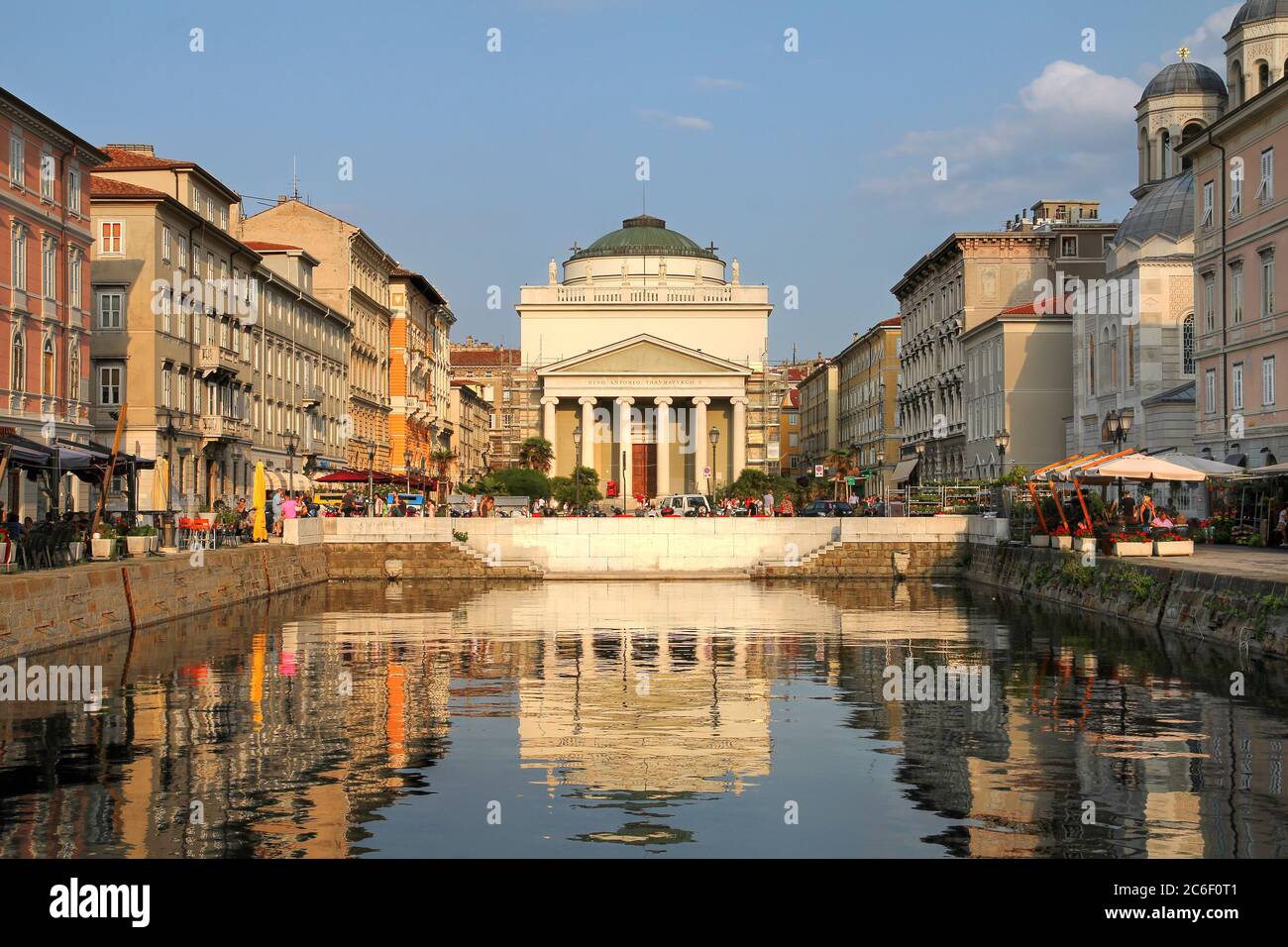 Vista panoramica sul Canal Grande a Trieste, Italia, bagno nel tardo pomeriggio in una tranquilla giornata estiva. Foto Stock