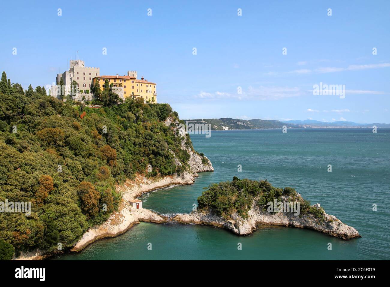 Castello di Duino con vista sul Golfo di Trieste sul Mare Adriatico in Italia. Foto Stock