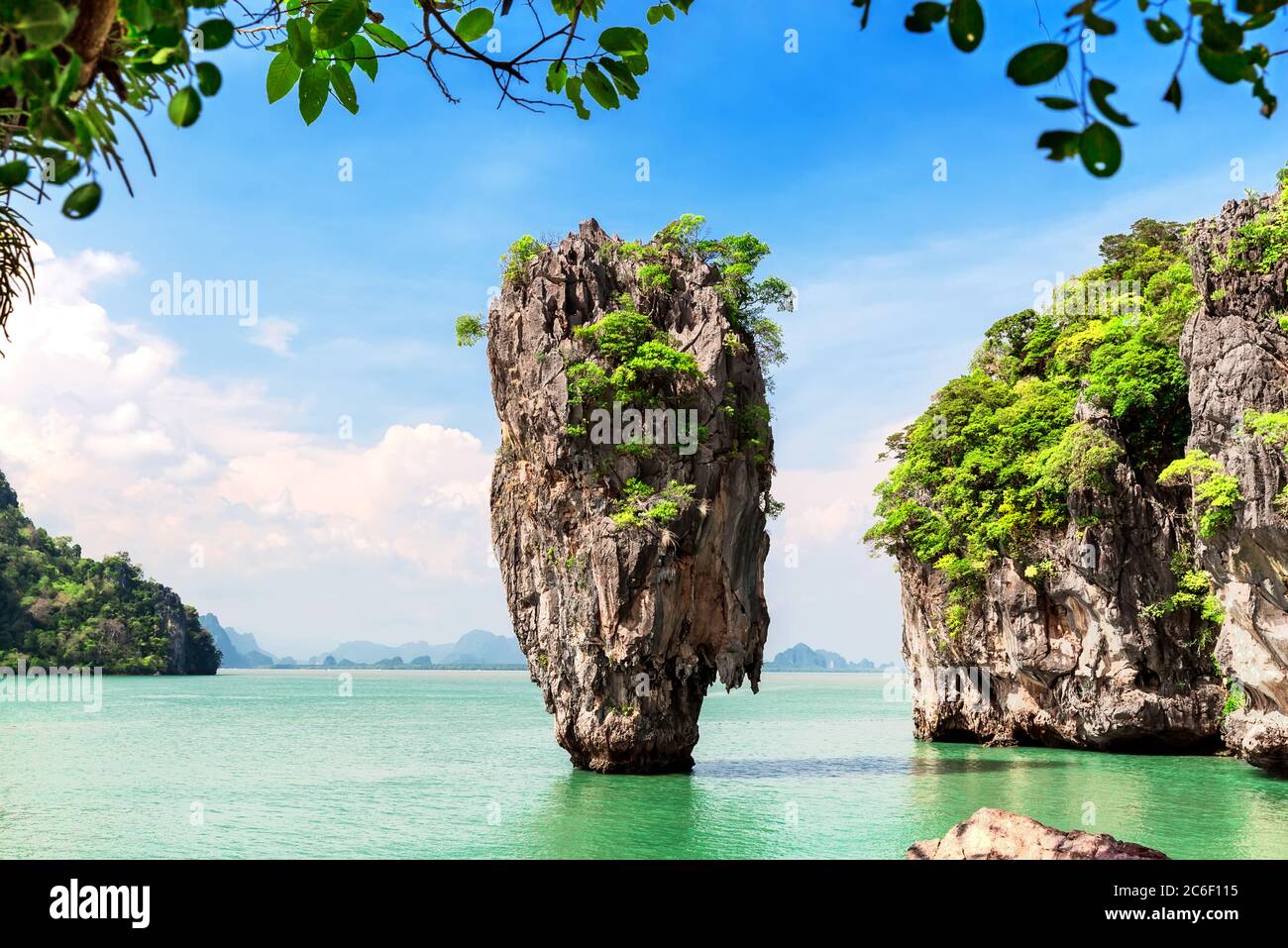Famosa isola di James Bond vicino a Phuket in Thailandia. Foto di viaggio dell'isola di James Bond nella baia di Phang Nga. Luogo famoso tailandese. Foto Stock