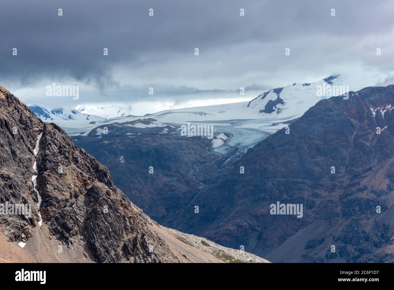 Vista del campo di ghiaccio della Patagonia meridionale verso Volcan Lautaro in Patagonia vicino El Chalten nelle Ande argentine Foto Stock