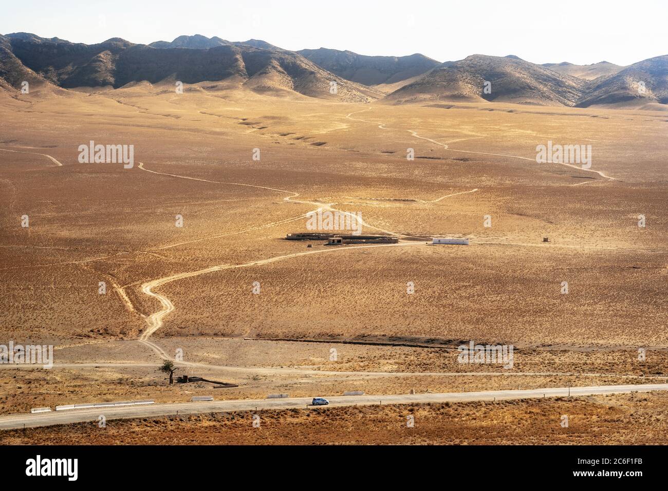 Fattoria di pietra con case nel mezzo della sabbia. Viaggio in auto nel deserto. Uzbekistan Foto Stock