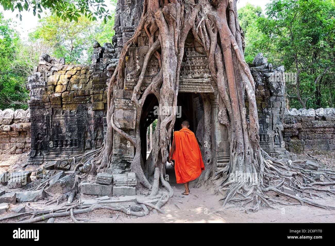 TA Som tempio con un monaco in complesso Angkor Wat a Siem Reap, Cambogia. TA Som, parte del complesso del tempio Khmer Angkor, popolare tra i turisti antichi la Foto Stock