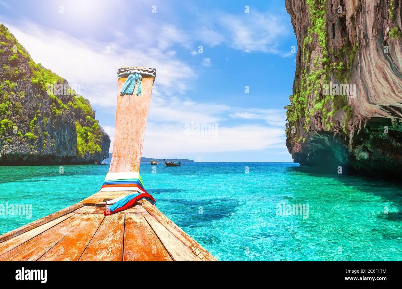 Vista della Baia di Loh Samah sull'isola di Phi Phi, Thailandia. Questa piccola baia sull'altro lato della Baia di Maya su Koh Phi Phi Leh in Thailandia. Foto Stock