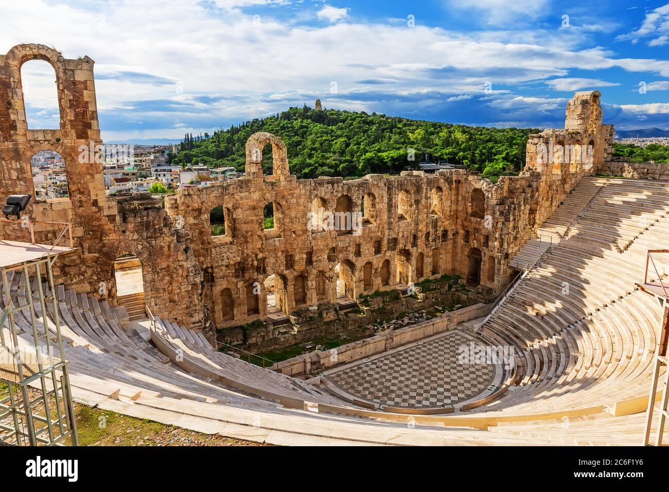 L'Odeon di Erode Attico (detto anche Herodeion o Herodion) è un teatro romano in pietra situato sull'Acropoli di Atene, in Grecia. Antico all'aperto Foto Stock