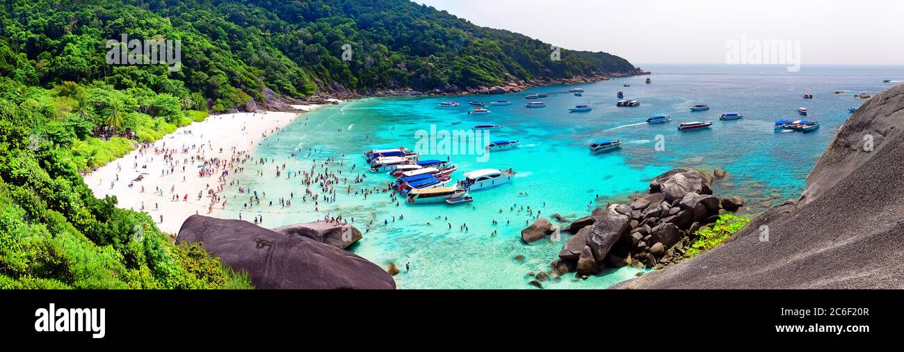 Bella spiaggia e cielo blu nelle isole Similan, Thailandia. Sfondo vacanze. Vista su una bella spiaggia tropicale. Panorama di somma di viaggio Foto Stock