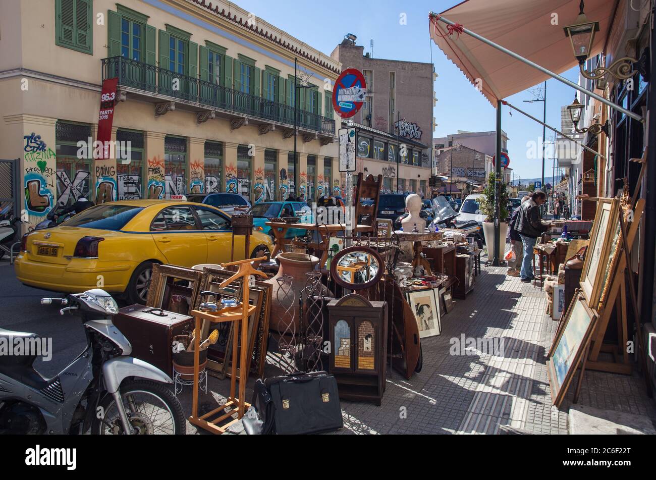 Atene Grecia: Aprile 17. 2018: Negozi colorati in via Ermou ad Atene che vendono tutti i tipi di articoli d'epoca Foto Stock