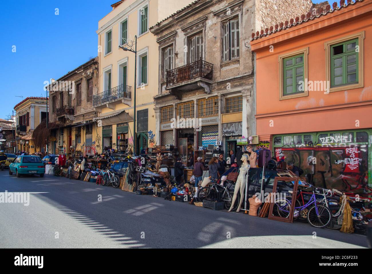 Atene Grecia: Aprile 17. 2018: Negozi colorati in via Ermou ad Atene che vendono tutti i tipi di articoli d'epoca Foto Stock