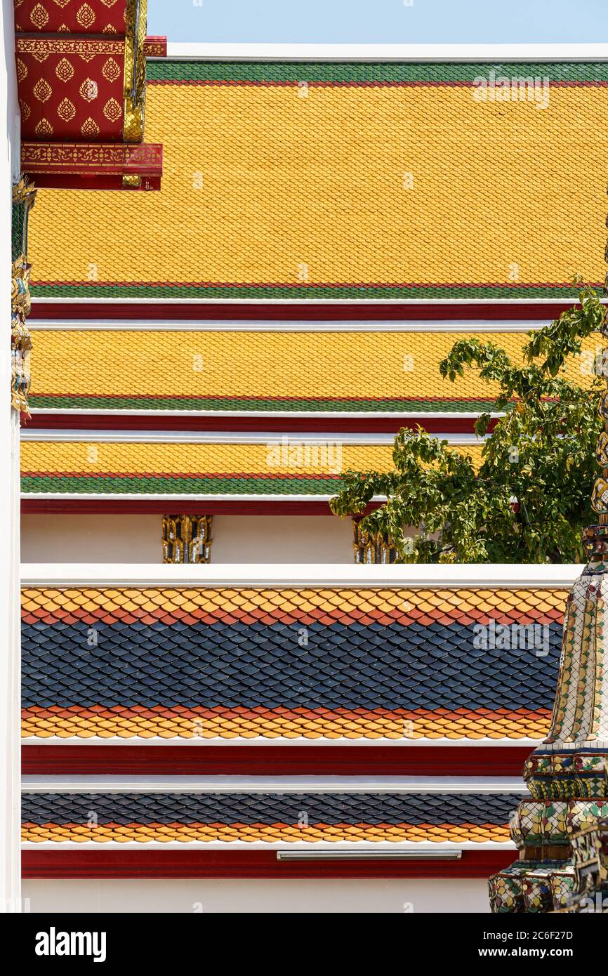 Vista ravvicinata dei tetti colorati dei templi di Bangkok durante una giornata di sole Foto Stock