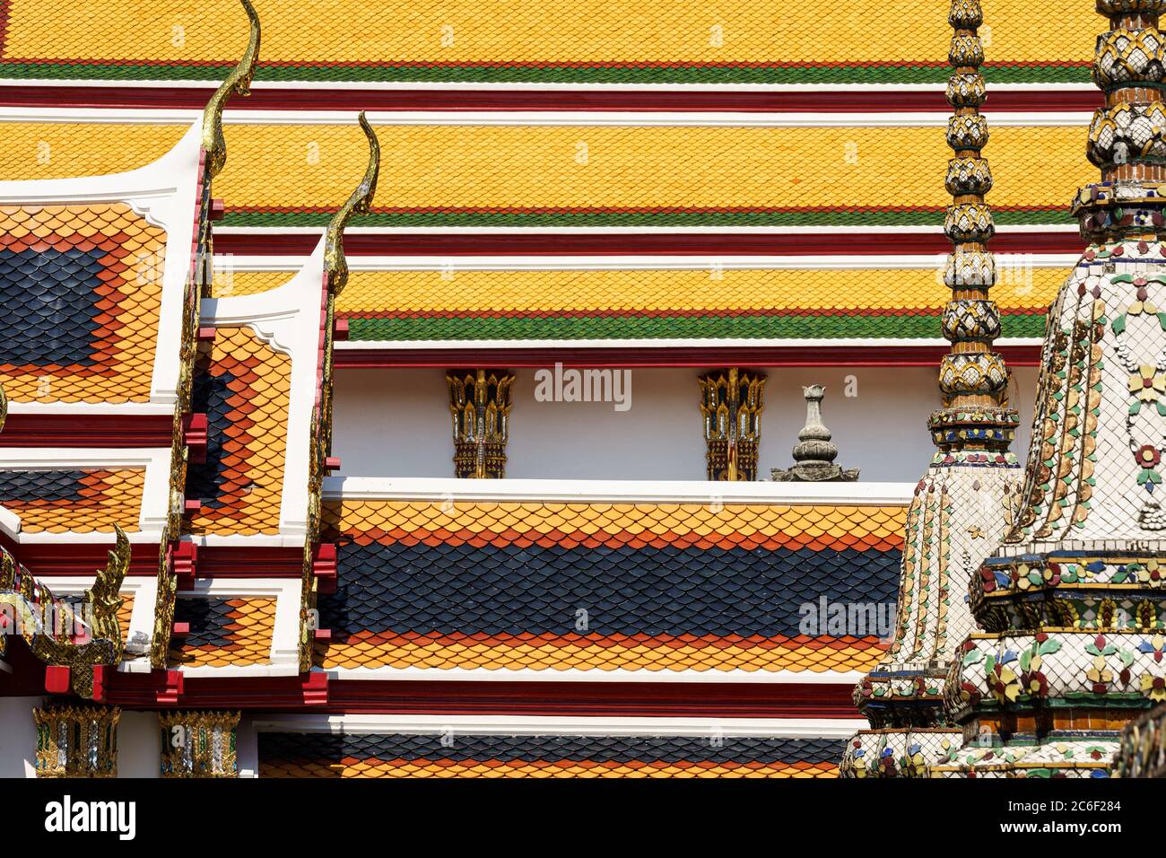 Vista ravvicinata dei tetti colorati dei templi di Bangkok durante una giornata di sole Foto Stock