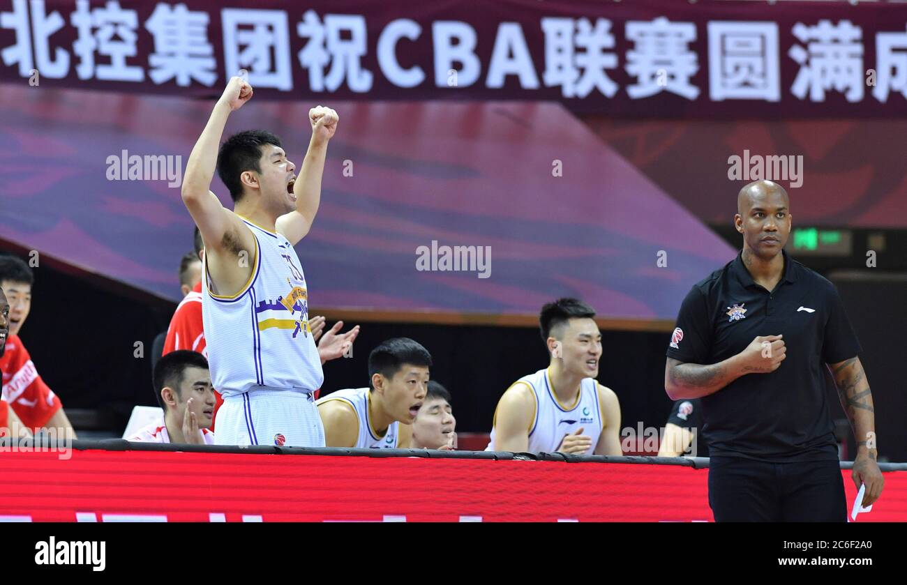 Qingdao, la provincia cinese di Shandong. 9 luglio 2020. Sun Tonglin (TOP L) dei Beijing Royal Fighters celebra durante una partita tra i Beijing Royal Fighters e i Guangzhou Loong Lions alla lega 2019-2020 della Chinese Basketball Association (CBA) a Qingdao, nella provincia di Shandong, nella Cina orientale, il 9 luglio 2020. Credit: Yongqiao/Xinhua/Alamy Live News Foto Stock