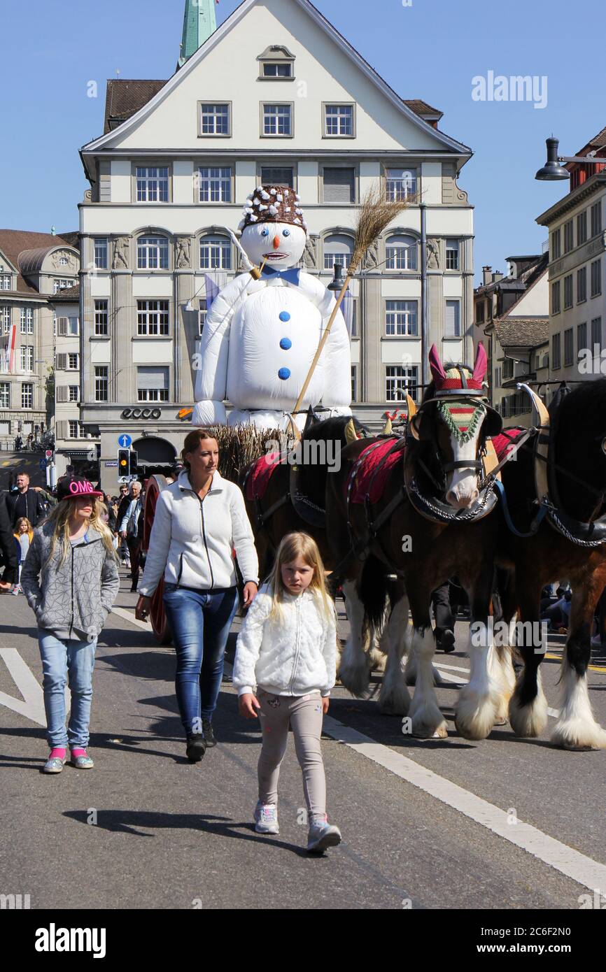 Zurigo, Svizzera - 23. 2017 aprile: Sfilata di Sechselauten con Boogg figura, che simboleggia l'inverno e sarà bruciato alla fine della parata. Sechs Foto Stock