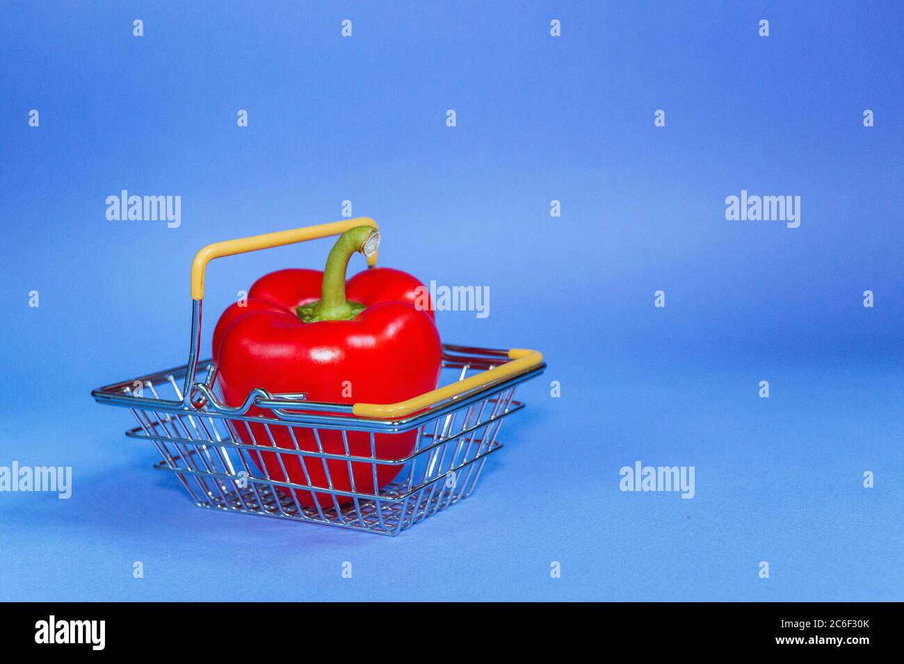 cestino con pepe su sfondo blu. Messa a fuoco selettiva. Foto Stock