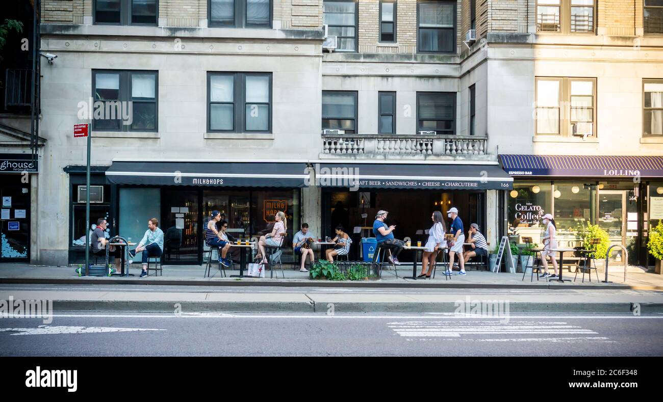 Ristorante all'aperto nel quartiere Chelsea di New York giovedì 2 luglio 2020. Mentre è ora consentito pranzare all'aperto, la cena al coperto come parte della fase 3 riapertura a New York City è stata posticipata a causa di problemi di non conformità del coronavirus. (© Richard B. Levine) Foto Stock