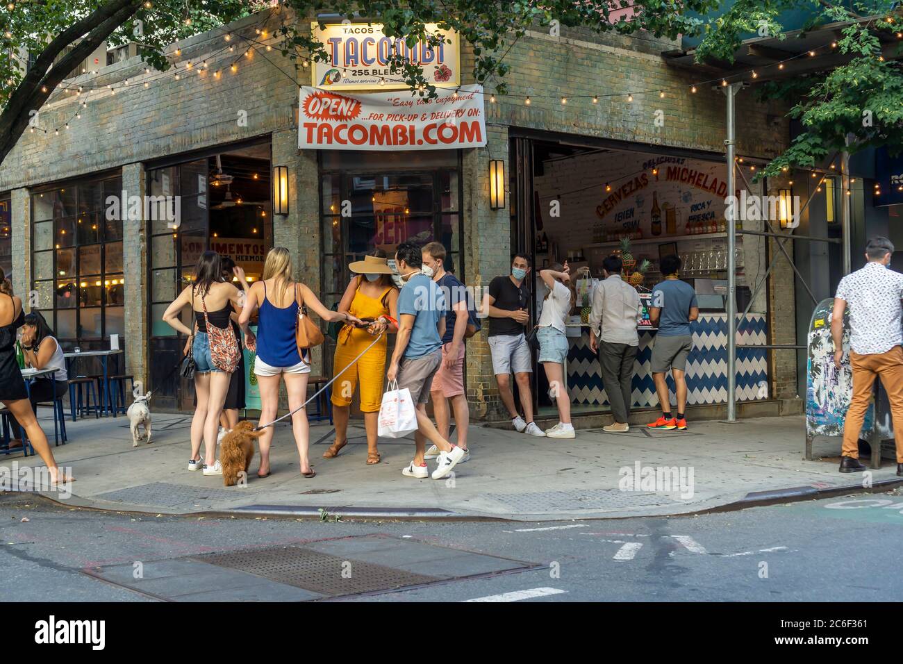 Giovedì 2 luglio 2020, ristorante nel quartiere Greenwich Village di New York. Mentre è ora consentito pranzare all'aperto, la cena al coperto come parte della fase 3 riapertura a New York City è stata posticipata a causa di problemi di non conformità del coronavirus. (© Richard B. Levine) Foto Stock