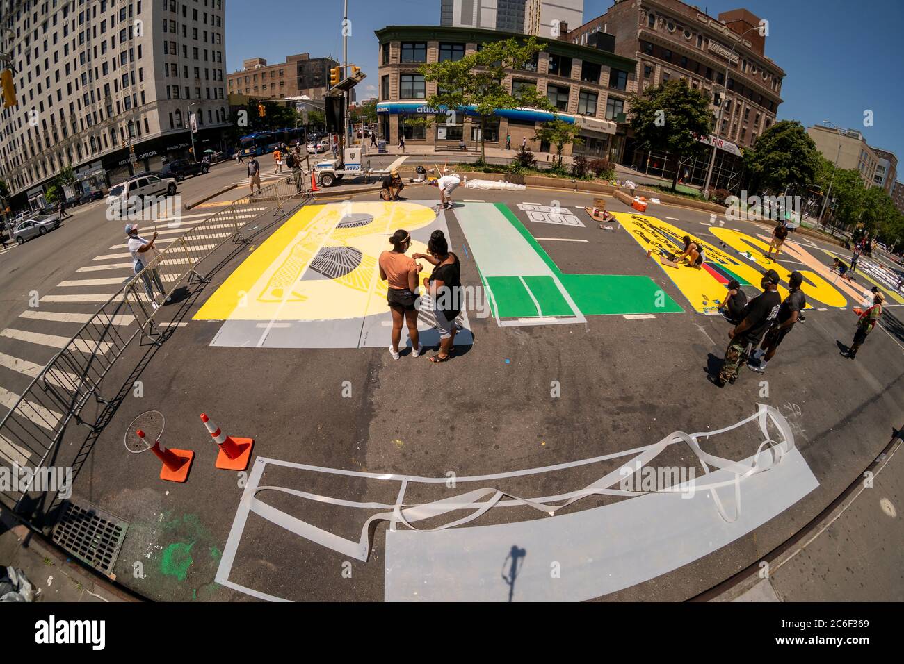 Gli artisti locali dipingono un enorme murale "Black Lives Matter" su Adam Clayton Powell Blvd ad Harlem a New York sabato 4 luglio 2020. (© Richard B. Levine) Foto Stock