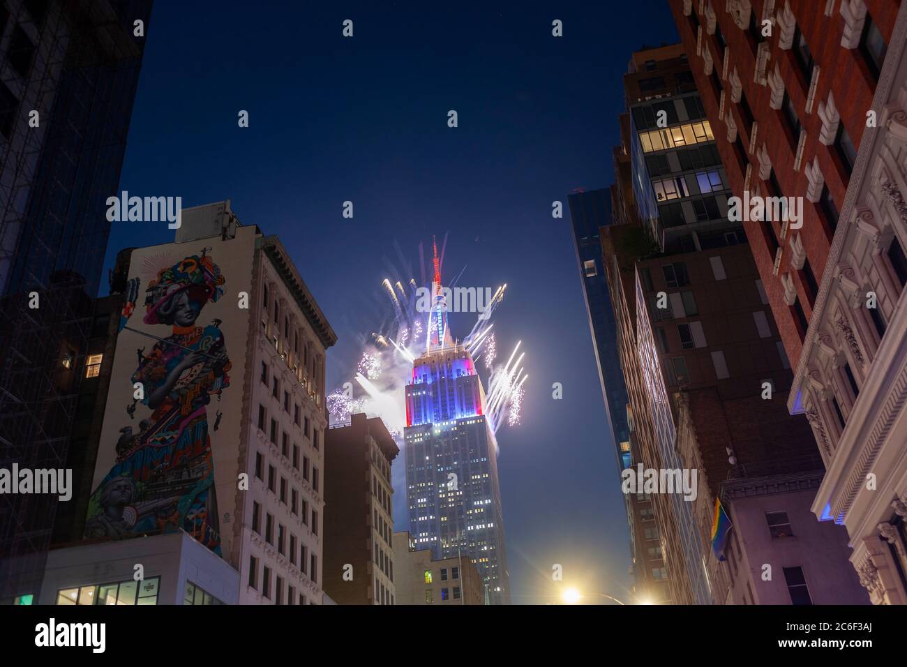 Fuochi d'artificio sparano dall'Empire state Building di New York il giorno dell'Indipendenza, sabato 4 luglio 2020, come finale dello stravaganza dei fuochi d'artificio del 4 luglio del Macy. A causa della pandemia del covid-19, il finale dello show scalato dall'edificio è stato facilmente visto da tutto il resto senza far sì che la folla si raccoglieva. (© Richard B. Levine) Foto Stock