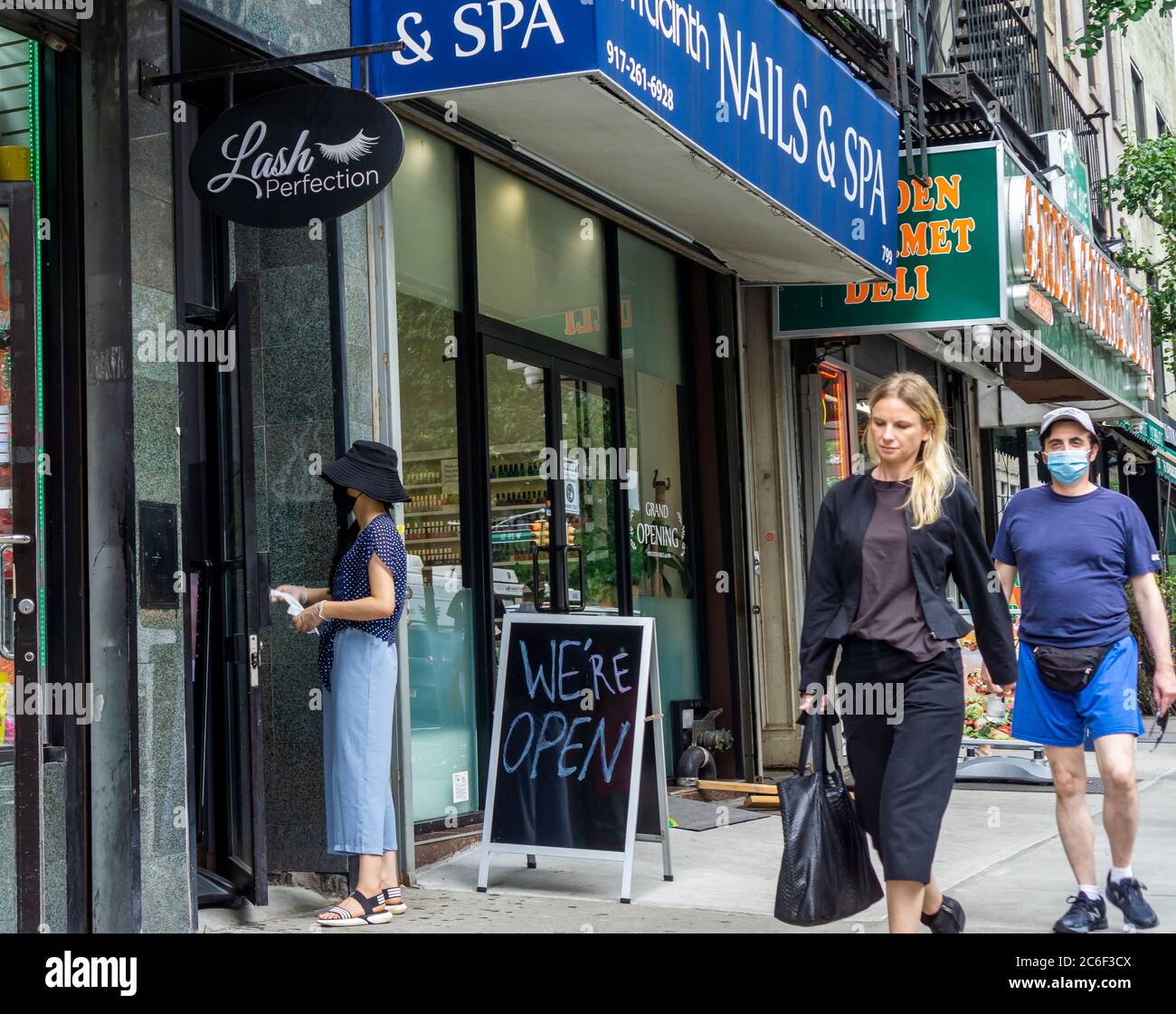 Un salone di unghie nel quartiere Chelsea di New York apre come parte della fase 3 di apertura in città, visto martedì 7 luglio 2020. Saloni di unghie, centri termali, tatuaggi, canine e altre attività sono autorizzati ad aprire con restrizioni, ma la cena al coperto nei ristoranti è stato escluso.(© Richard B. Levine) Foto Stock