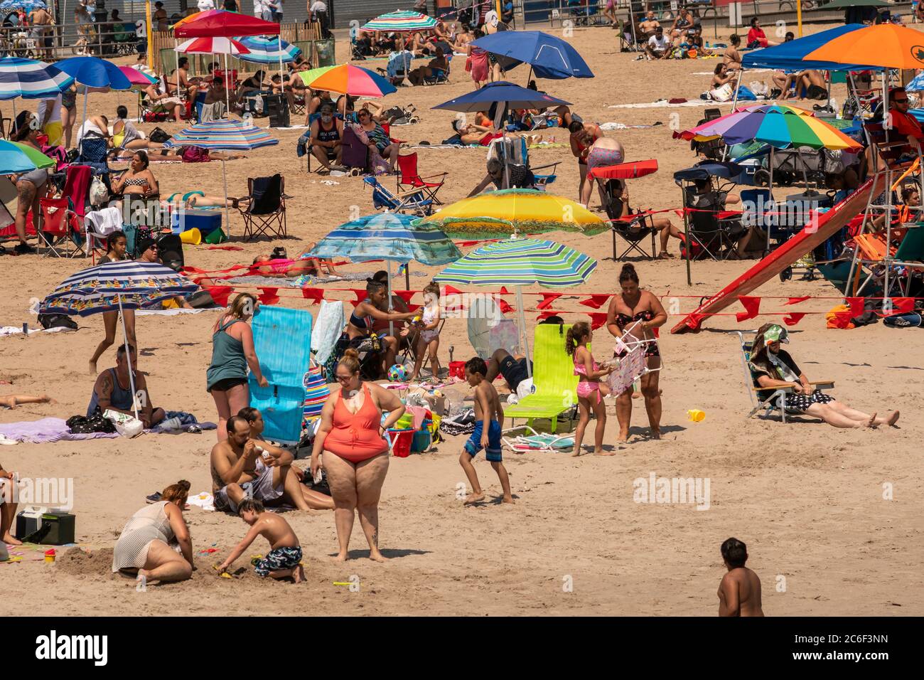 Migliaia di beachgoers osservano generalmente le distanze sociali mentre cercano di battere il calore e l'umidità a Coney Island a Brooklyn a New York nel fine settimana lungo di giorno di Indipendenza, domenica 5 luglio 2019. (© Richard B. Levine) Foto Stock